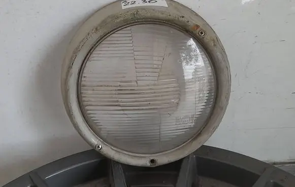 Volkswagen Beetle 1500 Headlight lense 4462R7