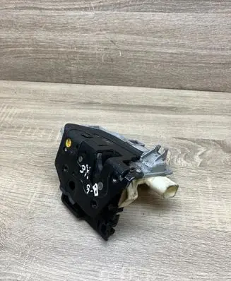 Volkswagen PASSAT B6 Rear door lock 3C4839015A