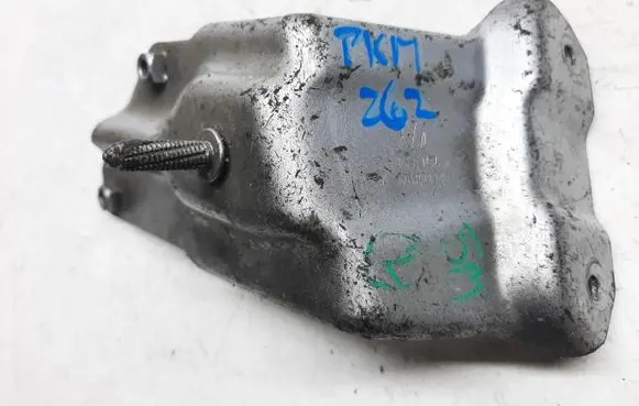 Volkswagen Golf Plus Fender mounting bracket 5M0821135