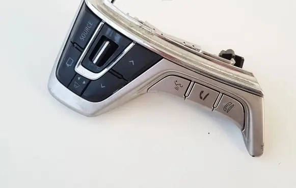 Steering wheel buttons/switches
