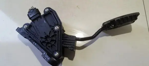 Accelerator throttle pedal