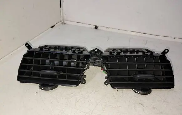 BMW 5 G30 G31 Dash center air vent grill 04122021 9329579 09883