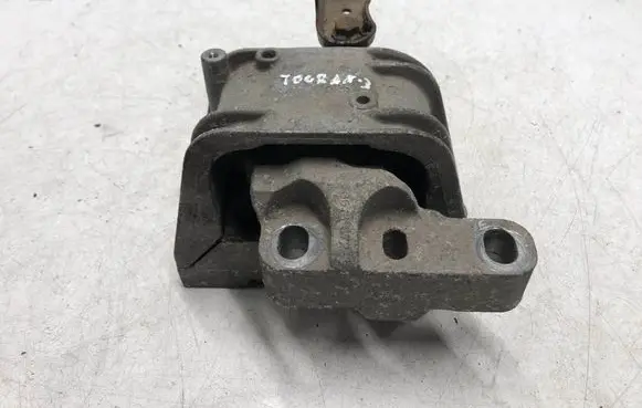 Engine mount bracket