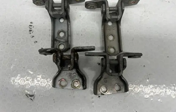 Mitsubishi Pajero Tailgate hinge