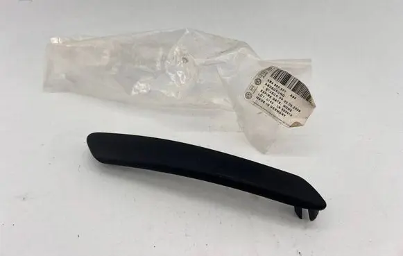 Volkswagen PASSAT B5 Rear door handle cover 3B4867371