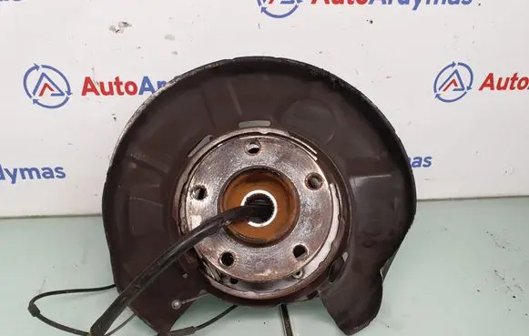 Rear wheel hub spindle/knuckle
