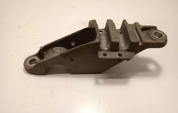BMW 5 G30 G31 G38 Sway bar bush bracket, front 6884012 8574710 0420