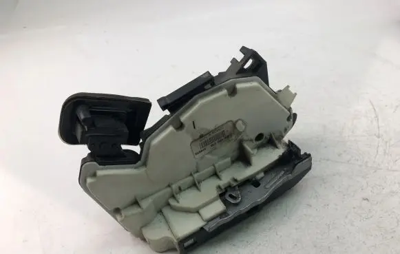 Volkswagen Polo V 6R Coupe door lock (next to the handle) 5K4839016F