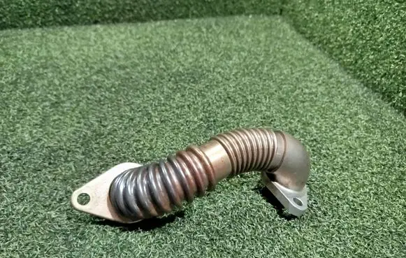 Engine coolant pipe/hose