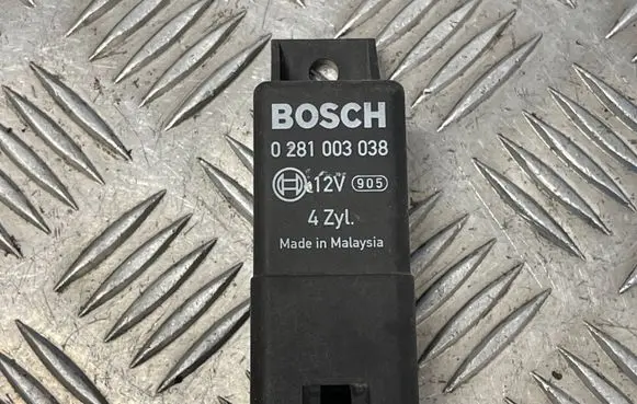 Volkswagen PASSAT B6 Glow plug pre-heat relay 0281003038