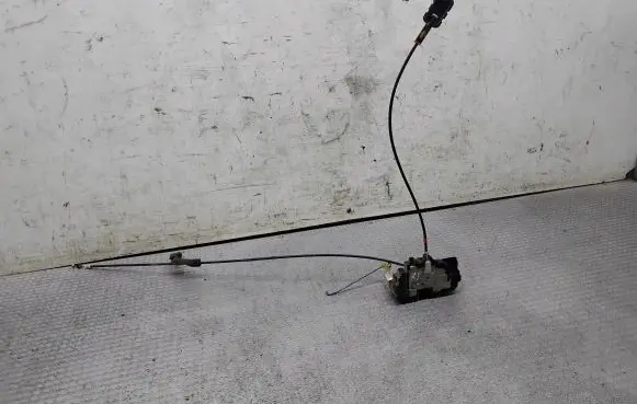 Nissan Note (E11) Front door lock