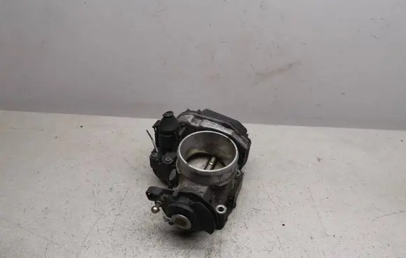 Audi A4 S4 B5 8D Throttle valve 058133063M