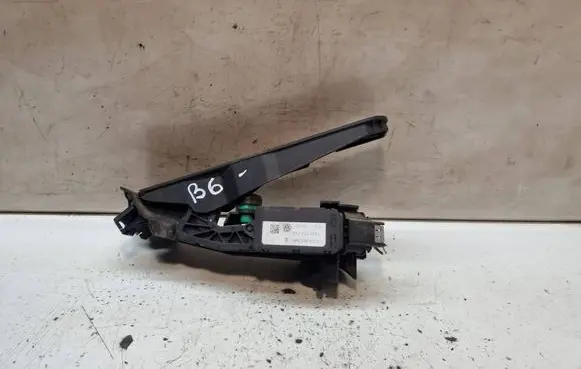 Accelerator throttle pedal