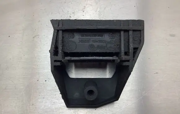 BMW 7 E38 Radiator mount bracket 17111737706