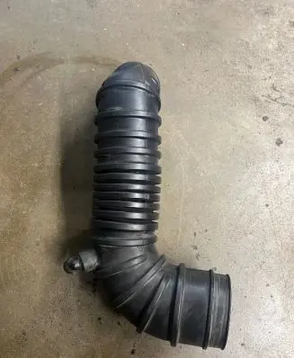 Mitsubishi Pajero Turbo air intake inlet pipe/hose MR404734 4M41