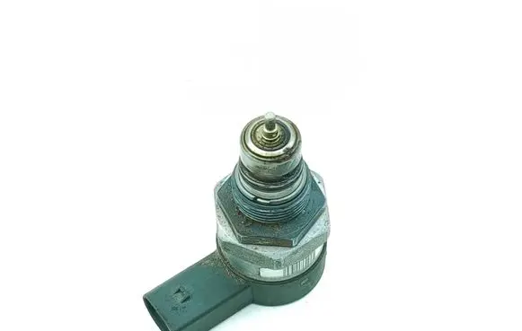 BMW X5 F15 Fuel pressure regulator 0281002949 25779356
