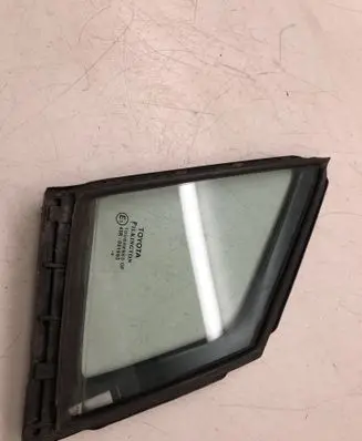 Toyota Avensis T270 Front door vent window glass four-door 6821505010