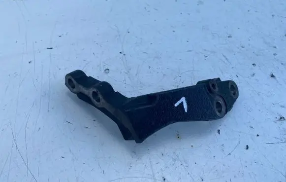 Toyota Avensis T250 Engine mounting bracket 3311905010