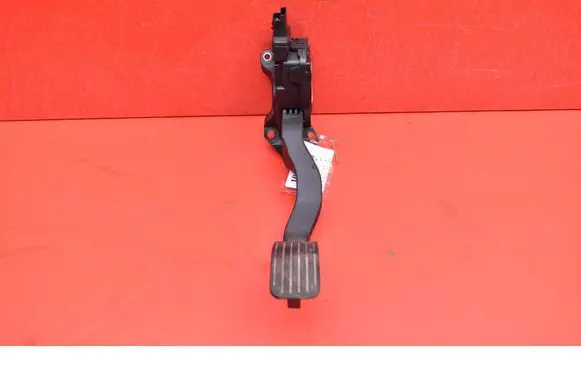 Accelerator throttle pedal
