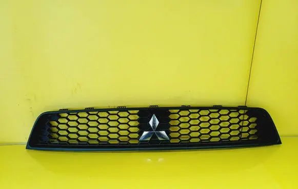 Mitsubishi Colt Front bumper upper radiator grill 7450A457