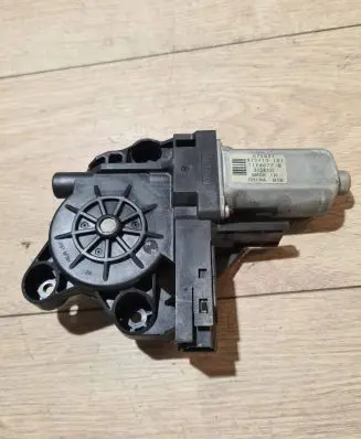 Volvo V70 Front door window regulator motor 1174077B 070921 970713101