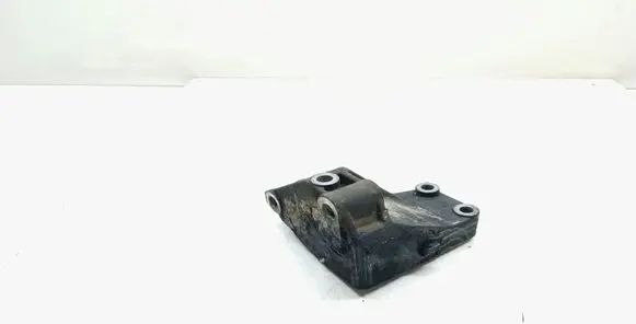 Engine mounting bracket