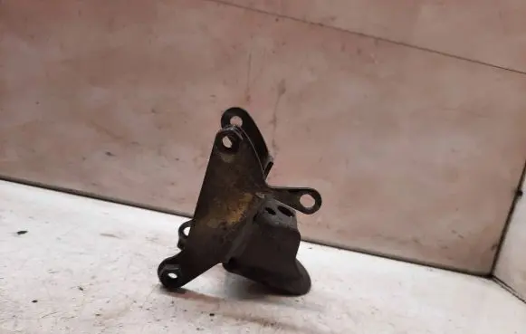 Engine mounting bracket