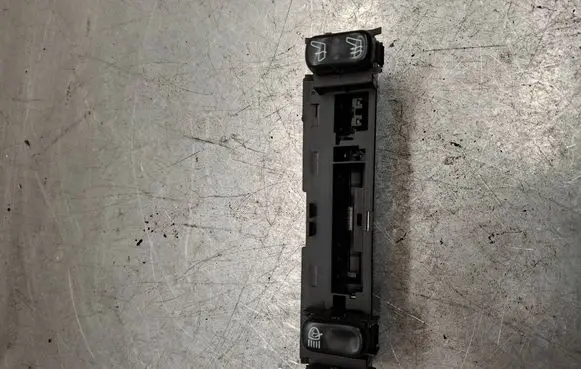 Mercedes-Benz E W210 Seat heating switch 2108200151 679305