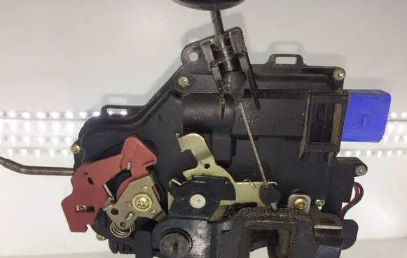 Audi A8 S8 D3 4E Rear door lock 4E0839015 PA66304