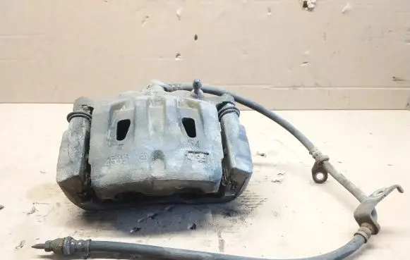 Toyota RAV 4 (XA40) Front brake caliper