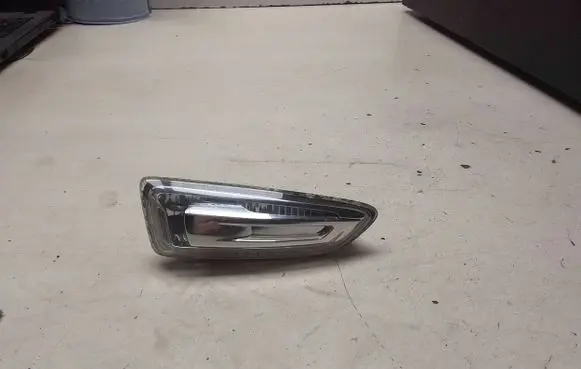 Front fender indicator light