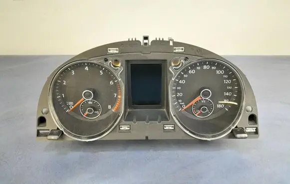Volkswagen PASSAT CC Speedometer (instrument cluster) 3C8920970F