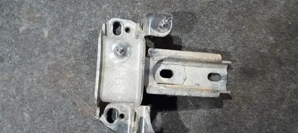 Mazda 2 Engine mount bracket d65139070 k3832