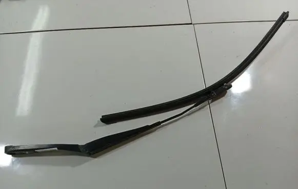 Front wiper blade arm