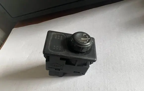 Nissan Almera Tino Wing mirror switch