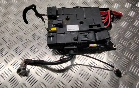 Volkswagen Touareg II Fuse module 7P0937548F