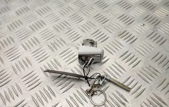 Opel Mokka X Front door lock (next to the handle) 
