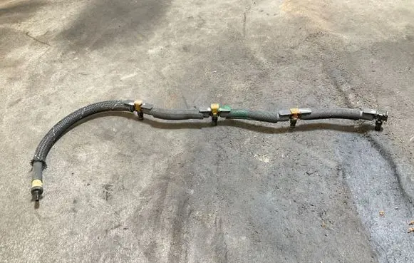 Volkswagen PASSAT B7 Fuel return line/hose 