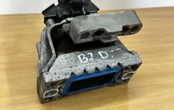 Volkswagen PASSAT B7 Engine mount bracket 1K0199262GR