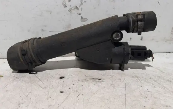 Volkswagen Golf V Engine coolant pipe/hose 038121132G