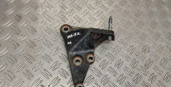 Toyota Yaris Engine mounting bracket