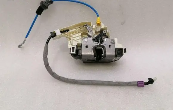 Mercedes-Benz CLS C218 X218 Front door lock A2047203035
