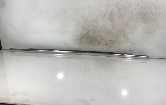 Opel Astra J Rear door glass trim molding 13260071