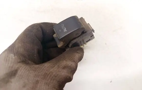 Toyota Avensis T250 Electric window control switch 8481005050