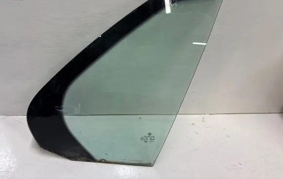 Volkswagen Jetta V Rear vent window glass 43R004528 E000214
