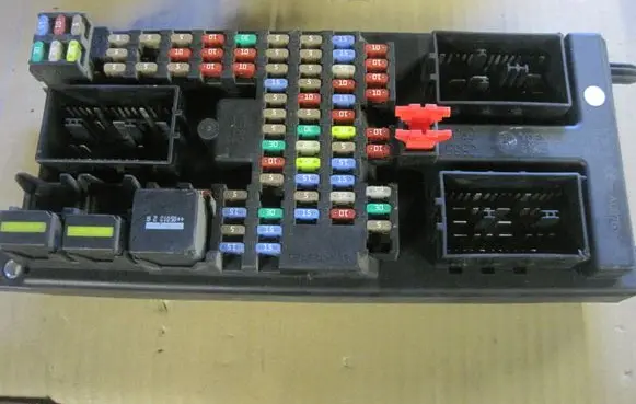 Land Rover Discovery 3 - LR3 Fuse module YQE500300