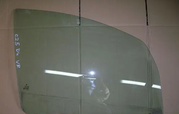 Mitsubishi Colt Sliding door window/glass 
