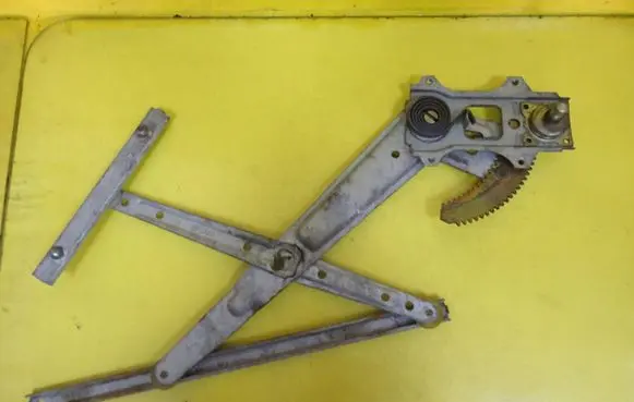 Rear door manual window regulator