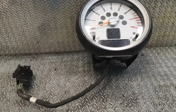 Mini One - Cooper Clubman R55 Speedometer (instrument cluster) 9201392