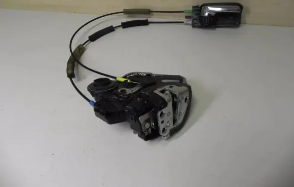 Toyota Avensis T250 Loading door lock 7K0704 I4339
